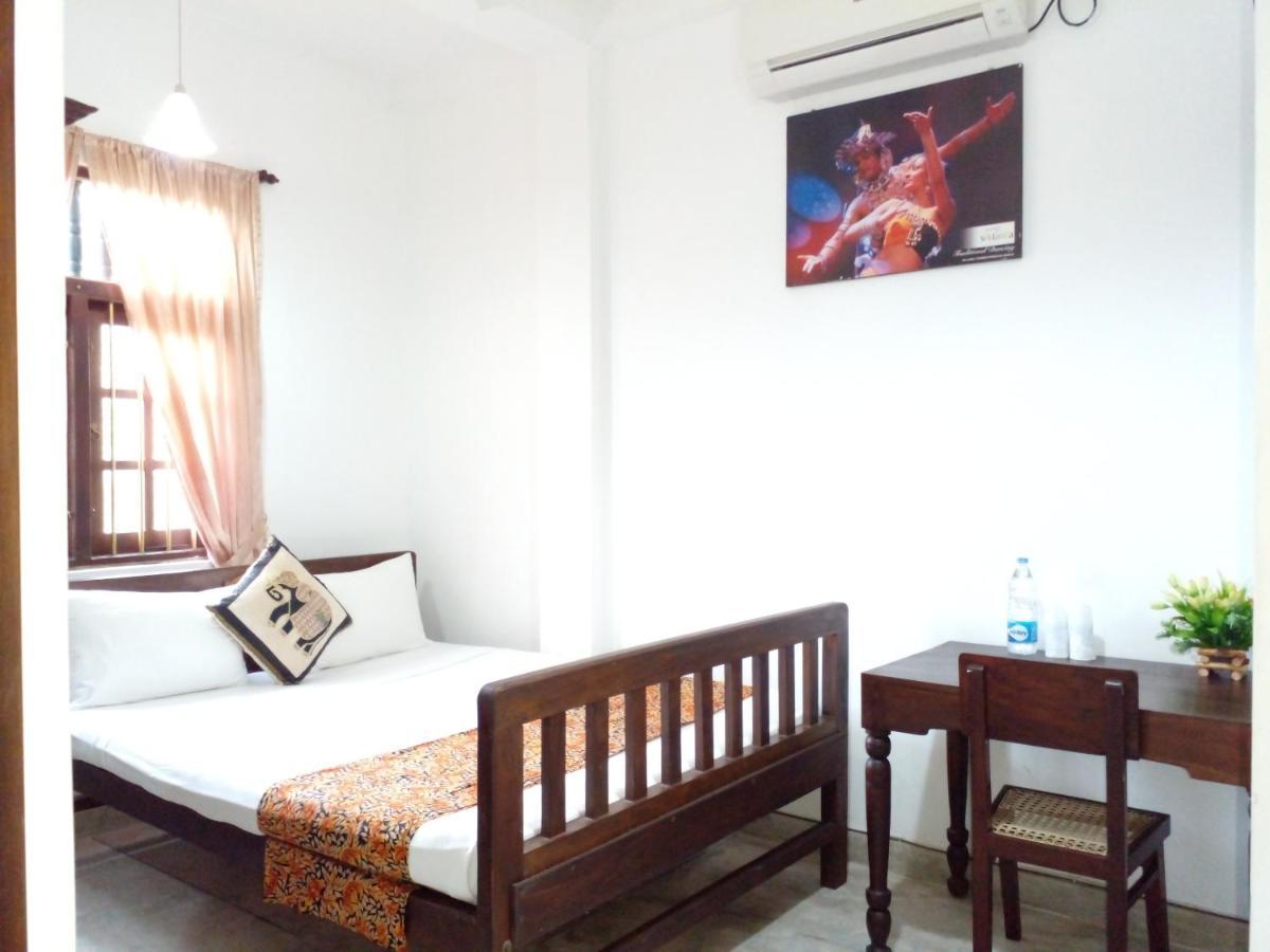 Muduna Walawwa Resort Kandy Exteriör bild
